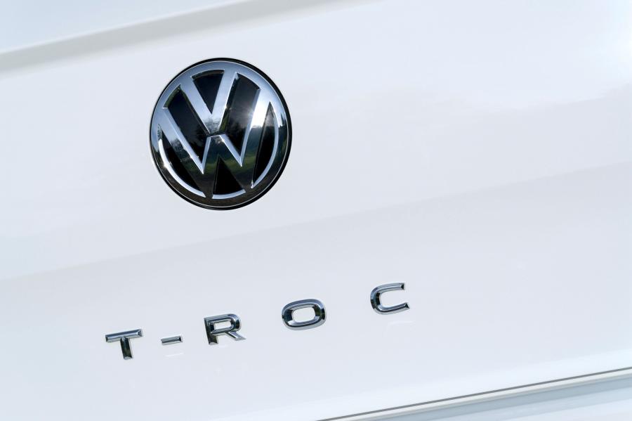 Логотип Volkswagen T-Roc 4Motion 2017 года  (UK) (фото 2 из 27)